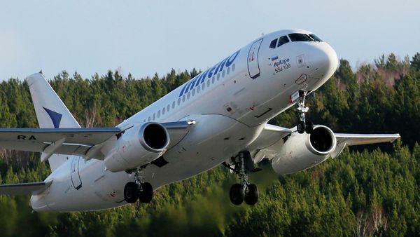 Пассажирский самолет Сухой Суперджет-100 авиакомпании ИрАэро, фото из архива - Sputnik Азербайджан