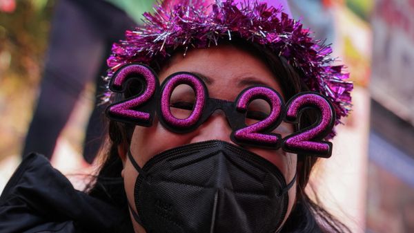 Женщина в маске 2022 - Sputnik Азербайджан