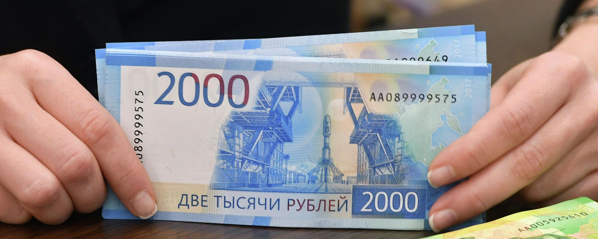 Купюры номиналом 200 и 2000 рублей, фото из архива - Sputnik Азербайджан, 1920, 07.04.2022