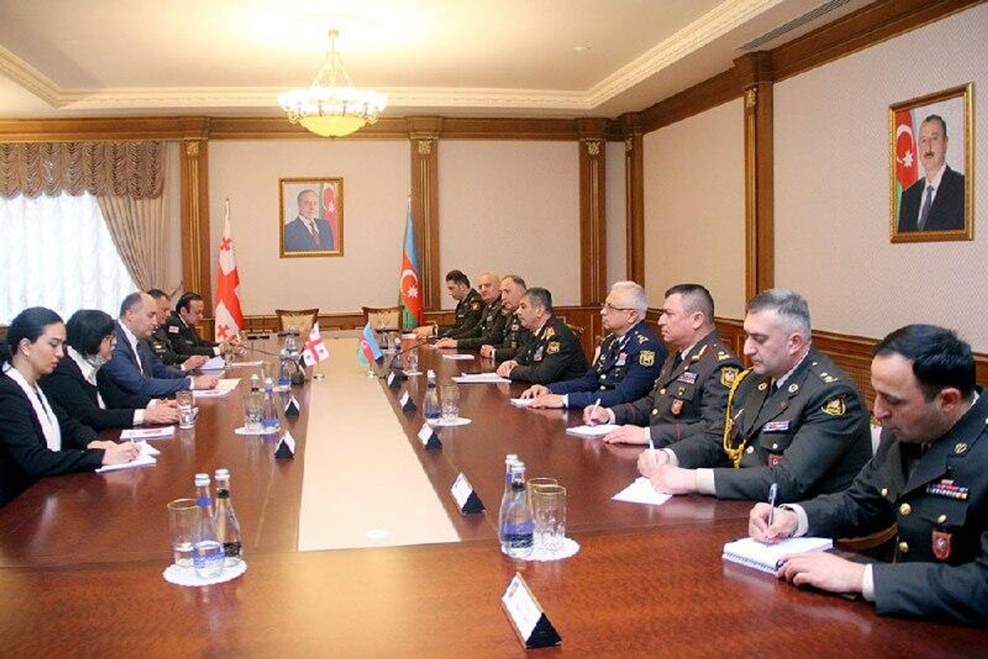 Müdafiə naziri general-polkovnik Zakir Həsənov Gürcüstanın Müdafiə naziri cənab Cuanşer Burçuladzenin rəhbərlik etdiyi nümayəndə heyəti ilə görüşüb - Sputnik Азербайджан, 1920, 22.12.2021