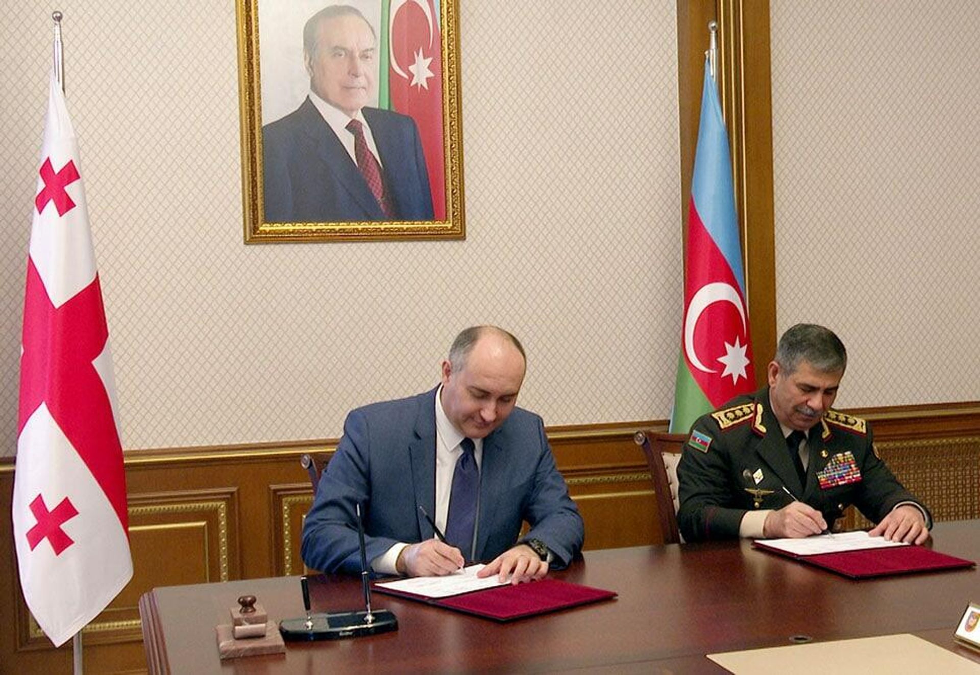 Müdafiə naziri general-polkovnik Zakir Həsənov Gürcüstanın Müdafiə naziri cənab Cuanşer Burçuladzenin rəhbərlik etdiyi nümayəndə heyəti ilə görüşüb - Sputnik Азербайджан, 1920, 22.12.2021