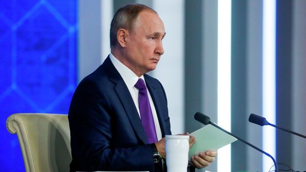 Президент РФ Владимир Путин на большой ежегодной пресс-конференции в Центральном выставочном зале Манеж - Sputnik Азербайджан