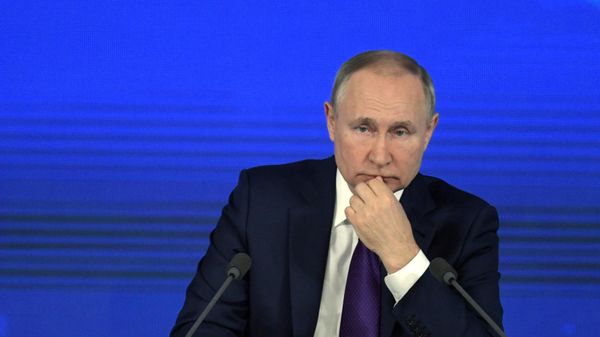 Президент РФ Владимир Путин на большой ежегодной пресс-конференции в Центральном выставочном зале Манеж - Sputnik Азербайджан