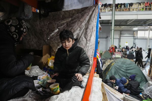 Беженцы питаются лапшой быстрого приготовления в пункте размещения в транспортно-логистическом центре "Брузги" неподалеку от белорусско-польской границы. - Sputnik Азербайджан
