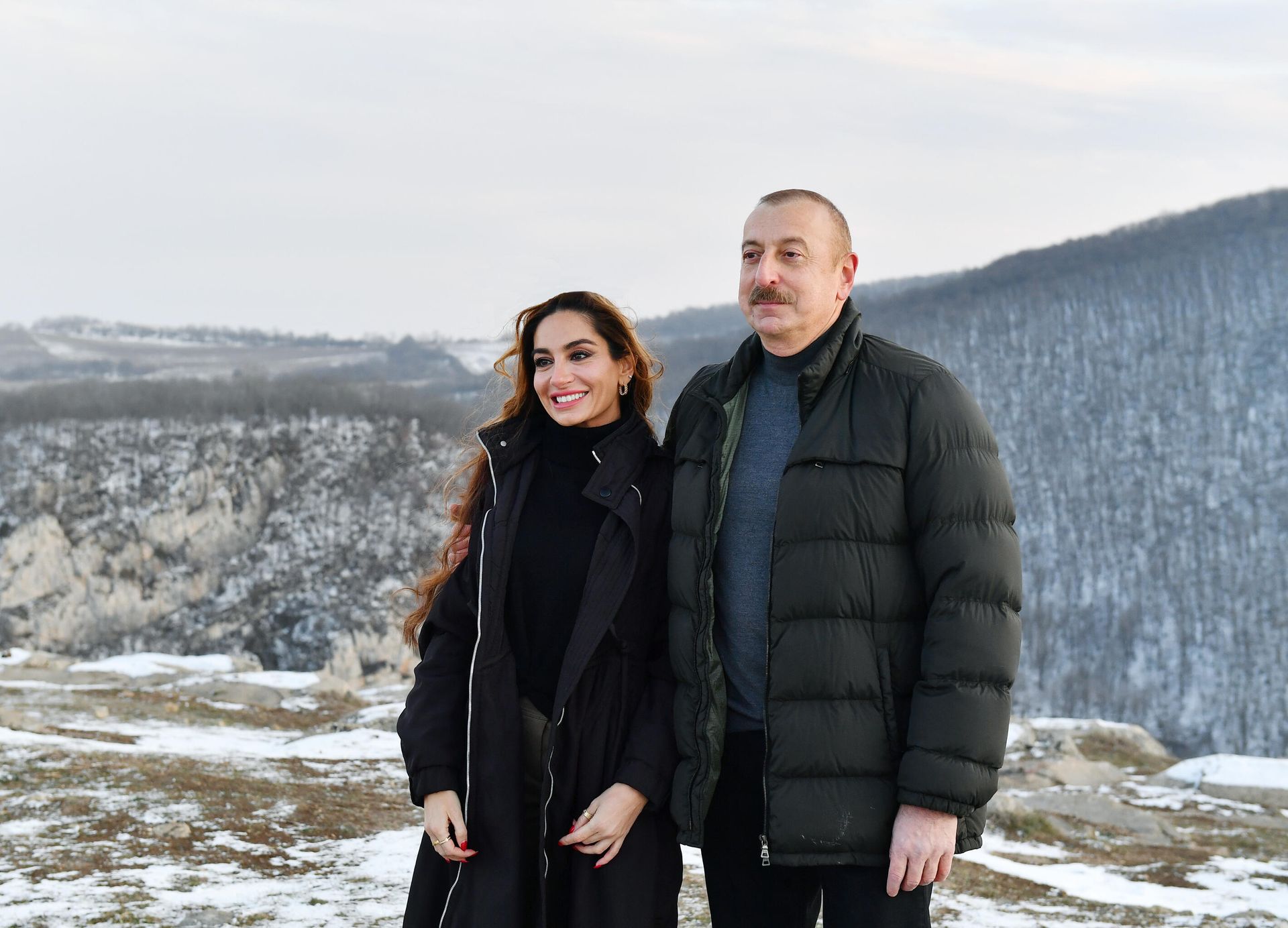 rezident İlham Əliyev, birinci xanım Mehriban Əliyeva və ailə üzvləri Şuşada olublar - Sputnik Азербайджан, 1920, 25.12.2021