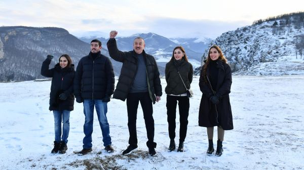 Президент Азербайджанской Республики Ильхам Алиев, первая леди Мехрибан Алиева и члены их семьи в Шуше - Sputnik Азербайджан