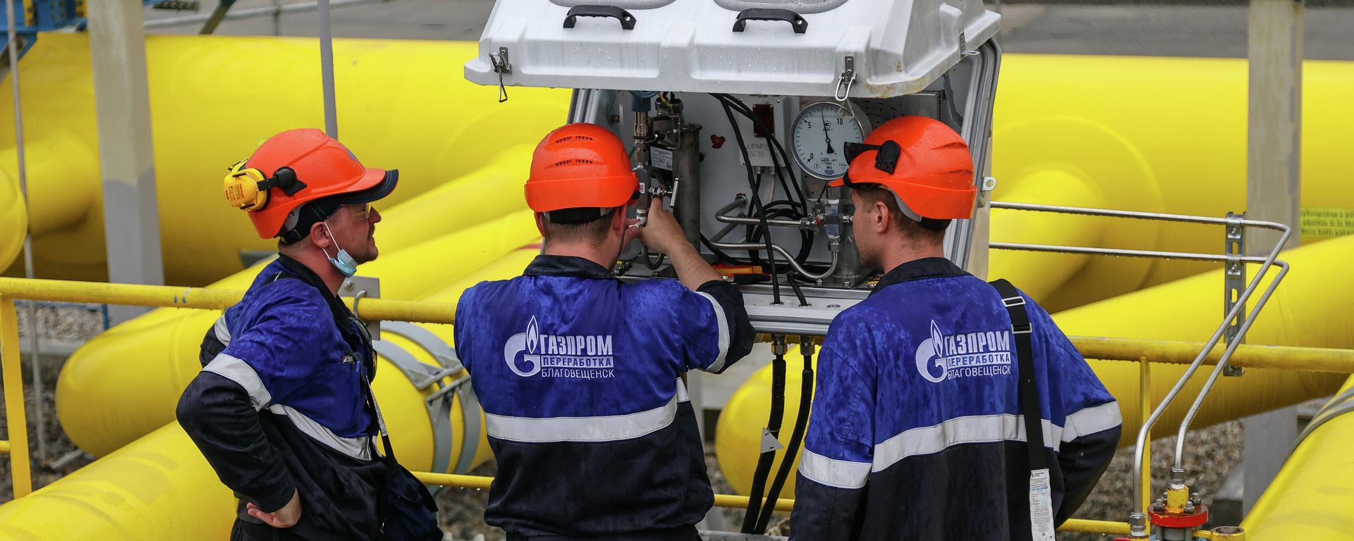 Обслуживание дистанционного датчика давления сырьевого газа перед измерительными линиями коммерческих узлов учета на Амурском ГПЗ - Sputnik Азербайджан, 1920, 03.06.2023