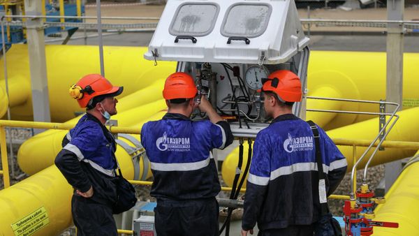 Обслуживание дистанционного датчика давления сырьевого газа, фото из архива - Sputnik Азербайджан