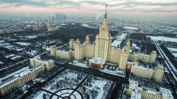 Вид на Главное здание МГУ на Воробъевых горах - Sputnik Азербайджан