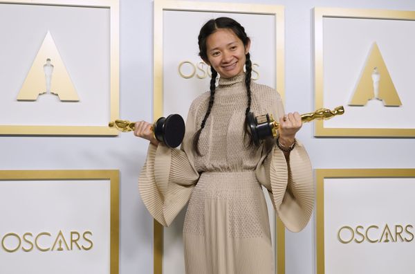 Хлоя Чжао – Оскар за лучший фильм, режиссуру, адаптированный сценарий, монтаж. - Sputnik Азербайджан