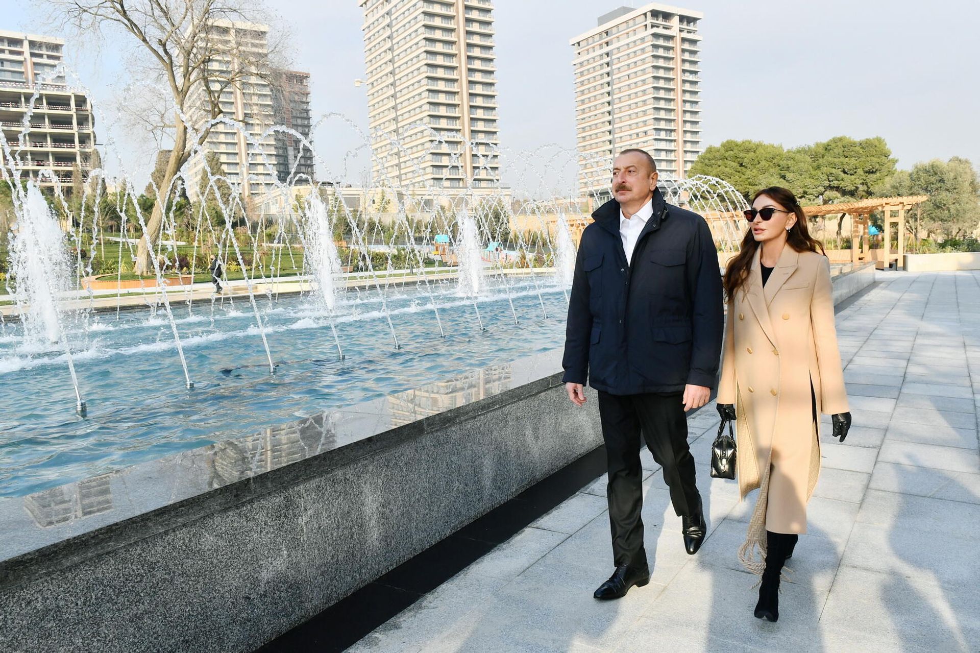 Prezident İlham Əliyev və birinci xanım Mehriban Əliyeva Nizami Gəncəvi parkında yenidənqurmadan sonra yaradılan şəraitlə tanış olublar - Sputnik Азербайджан, 1920, 30.12.2021
