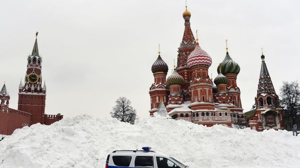 Спасская башня (слева) и храм Василия Блаженного в Москве - Sputnik Азербайджан