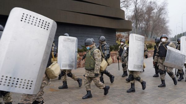 Сотрудники полиции во время акции протеста против повышения цен на газ в Алма-Ате, Казахстан - Sputnik Азербайджан