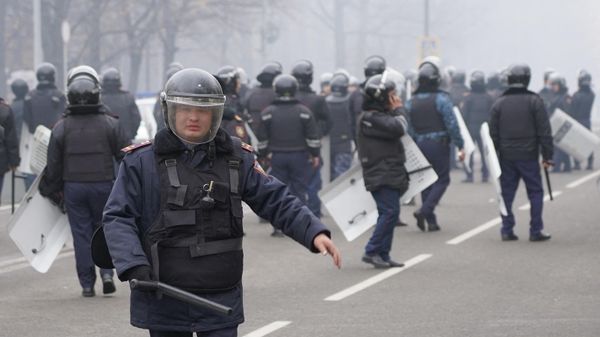 Сотрудники полиции во время акции протеста против повышения цен на газ в Алма-Ате, Казахстан - Sputnik Азербайджан
