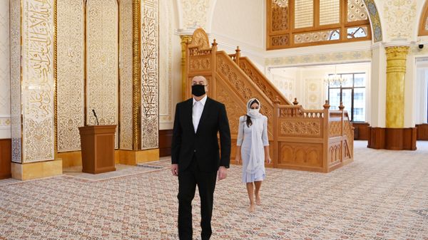 Президент Азербайджана Ильхам Алиев и первая леди Мехрибан Алиева ознакомились с условиями, созданными в новом здании мечети Фатмеи Захра в поселке Йени Гюнешли Сураханского района Баку - Sputnik Азербайджан