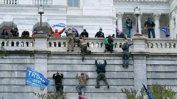Участники акции протеста сторонников действующего президента США Дональда Трампа у здания конгресса в Вашингтоне - Sputnik Азербайджан