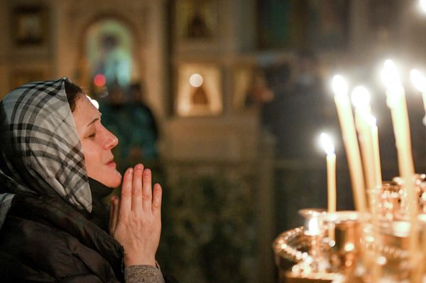 Верующая на Рождественском богослужении в Кафедральном соборе Жен-мироносиц в Баку. - Sputnik Азербайджан