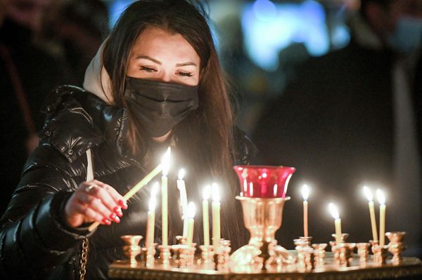 Верующая на Рождественском богослужении в Кафедральном соборе Жен-мироносиц в Баку. - Sputnik Азербайджан
