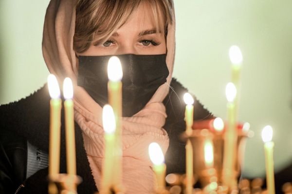 Верующая на Рождественском богослужении в Кафедральном соборе Жен-мироносиц в Баку. - Sputnik Азербайджан