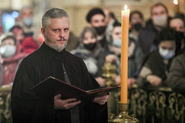 Священнослужитель во время Рождественского богослужения в Кафедральном соборе Жен-мироносиц в Баку. - Sputnik Азербайджан
