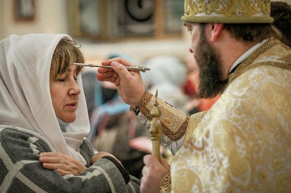 Священнослужитель во время Рождественского богослужения в Кафедральном соборе Жен-мироносиц в Баку. - Sputnik Азербайджан