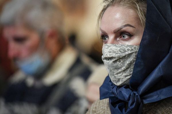 Верующая на Рождественском богослужении в Кафедральном соборе Жен-мироносиц в Баку. - Sputnik Азербайджан