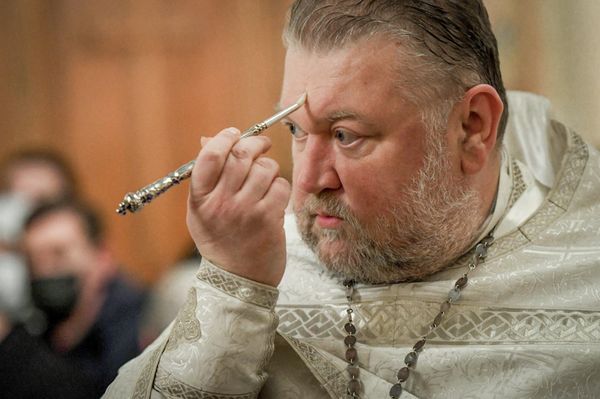 Священнослужитель во время Рождественского богослужения в Кафедральном соборе Жен-мироносиц в Баку. - Sputnik Азербайджан
