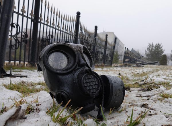 Противогаз у забора административного здания в центре Алматы. - Sputnik Азербайджан
