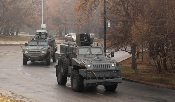 Военная техника патрулирует улицы в центре Алматы. - Sputnik Азербайджан