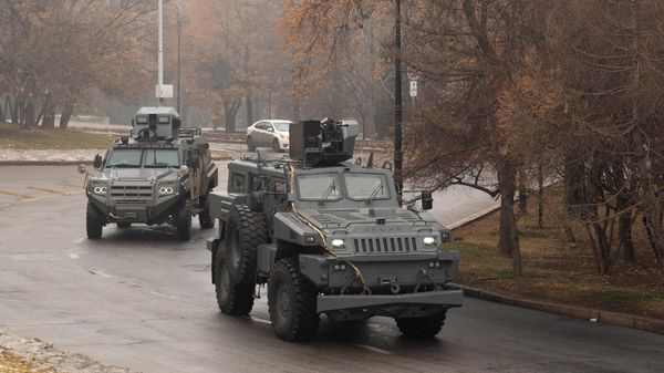 Сотрудники полиции и военнослужащие дежурят на одной из улиц (6 января 2022). Казахстан - Sputnik Азербайджан