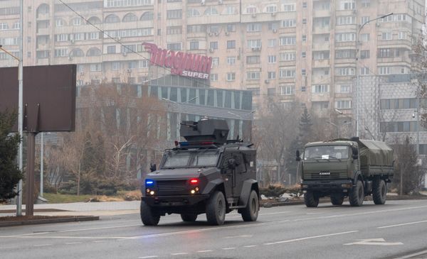Военная техника патрулирует улицы в центре Алматы. - Sputnik Азербайджан