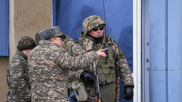Сотрудники полиции и военнослужащие дежурят на одной из улиц в Нур-Султане (7 января 2022). Казахстан - Sputnik Азербайджан