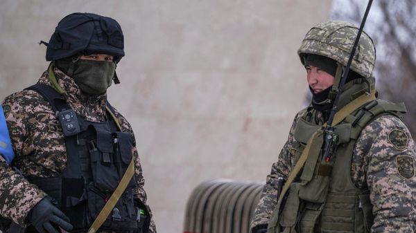 Сотрудники полиции и военнослужащие дежурят на одной из улиц в Нур-Султане (7 января 2022). Казахстан - Sputnik Азербайджан