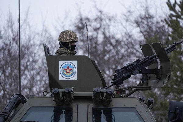 Военнослужающий на бронетранспортере в Нур-Султане. - Sputnik Азербайджан