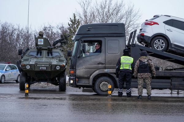 Казахстанские правоохранители на блокпосту в Нур-Султане. - Sputnik Азербайджан