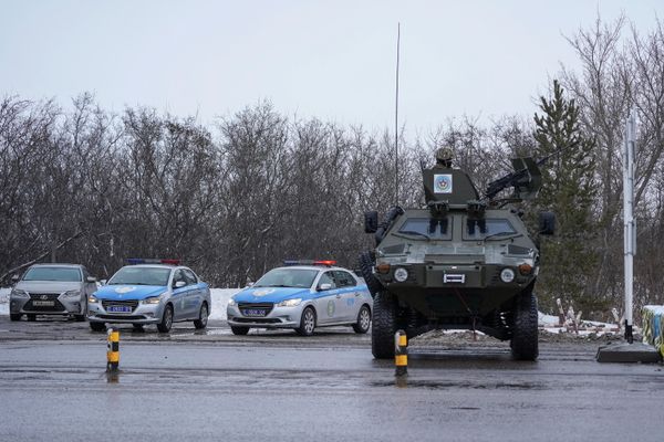 Военнослужающий на бронетранспортере в Нур-Султане. - Sputnik Азербайджан