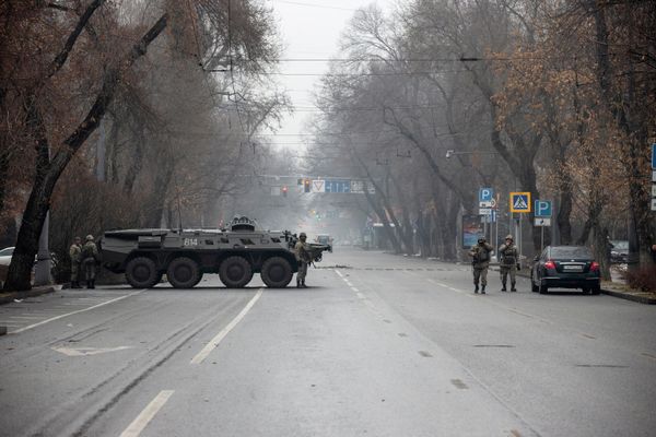 Казахстанские военнослужающие дежурят на блокпосту в Алматы. - Sputnik Азербайджан