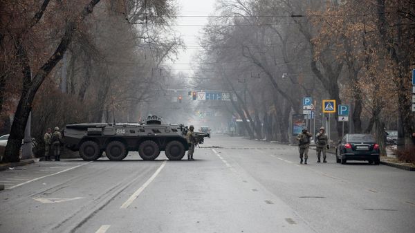 Военнослужащие дежурят на одной из улиц в Алматы (7 января 2022). Казахстан - Sputnik Азербайджан