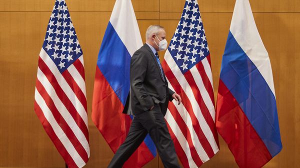 Член делегации проходит мимо флагов США и России, фото из архива - Sputnik Азербайджан