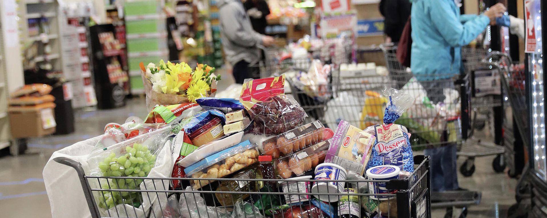 Тележка с продуктами в супермаркете - Sputnik Азербайджан, 1920, 11.05.2023