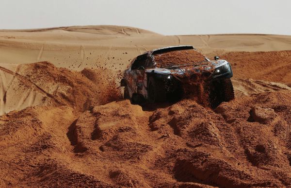 Лайонел Бод из Ph-Sport и штурман Жан-Пьер Гарсен во время этапа. - Sputnik Азербайджан