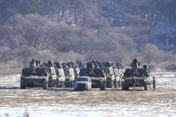 Южнокорейские самоходно-артиллерийские установки класса самоходных гаубиц K-9 на границе с КНДР. - Sputnik Азербайджан