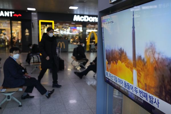 "Гиперзвуковой планирующий блок отделился от ракеты на рубеже в 600 километров и… поразил установленную цель на море на расстоянии одной тысячи километров", - сообщили СМИ. - Sputnik Азербайджан
