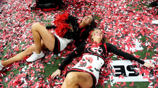Девушки из группы поддержки Georgia Bulldogs после победы их команды над Alabama Crimson Tide  - Sputnik Азербайджан