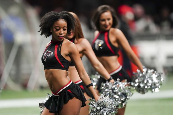 Чирлидеры Atlanta Falcons выступают на футбольном матче НФЛ между Atlanta Falcons и New Orleans Saints в Атланте. - Sputnik Азербайджан