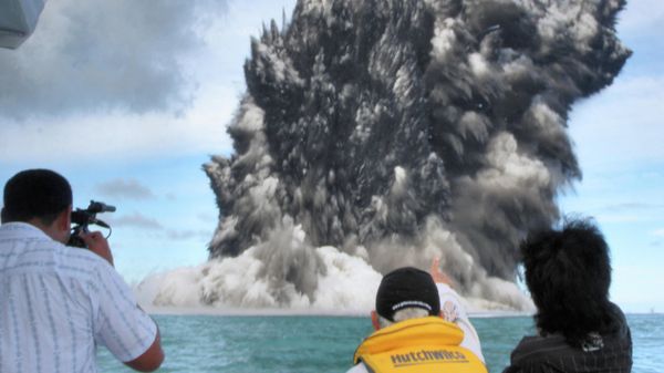 На метсе извержения подводного вулкана в Тихом океане ( 2009 год) - Sputnik Азербайджан