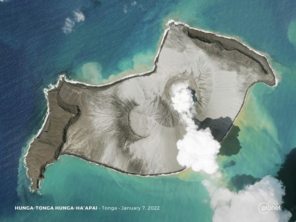 На изображении Planet SkySat виден столб дыма, поднимающийся из подводного вулкана Тонгаза за несколько дней до его извержения. - Sputnik Азербайджан