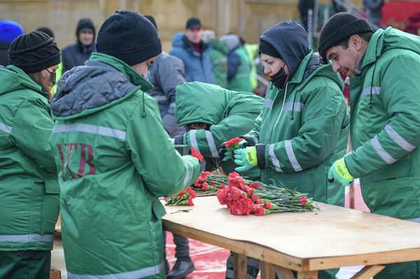 В связи с годовщиной трагедии 20 Января исполнительная власть города Баку на Аллее Шехидов проводит ремонт, уборку и благоустройство территории. - Sputnik Азербайджан