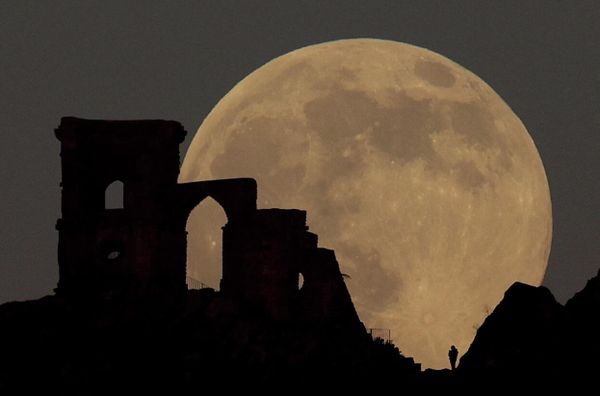 "Волчья луна" восходит над Mow Cop Folly, Великобритания. - Sputnik Азербайджан
