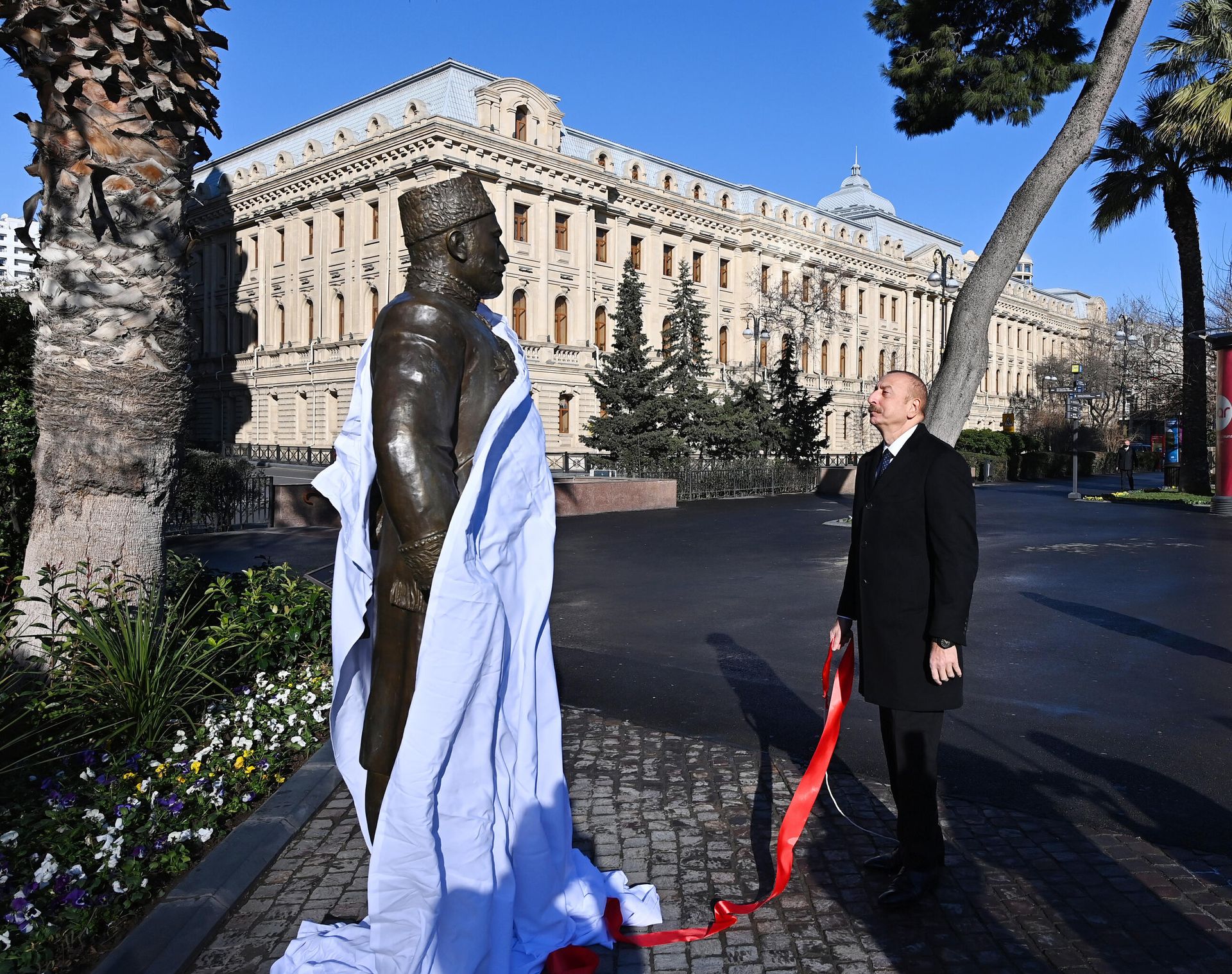 Prezident İlham Əliyev xeyriyyəçi Hacı Zeynalabdin Tağıyevin Bakıda ucaldılan abidəsinin açılışında - Sputnik Азербайджан, 1920, 18.01.2022